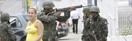 (Rio de Janeiro)Traficantes do Complexo do Alemão chamam mediador para iniciar negociação 