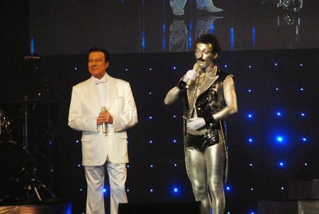 Freddie Mercury Prateado comanda o show da virada da RedeTV!